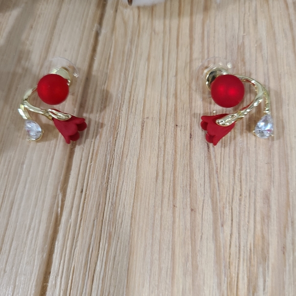 ❤️🌹NEW❤️🌹SUPER GORGEOUS!! Red Rose,CZ, and faux Pearl Ear Climbers ❤️🌹 - Picture 11 of 12